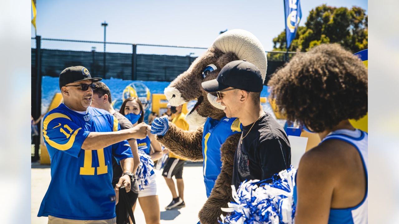 🚨 THROWBACK JERSEY GIVEAWAY 🚨 How to - Los Angeles Rams