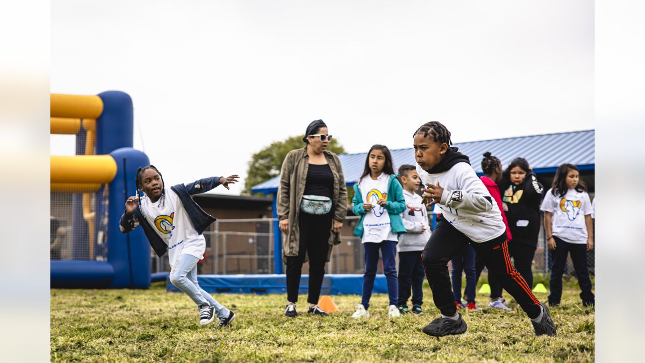 CSRWire - LA Kings Team Up With Shoes That Fit to Distribute 100 Pairs of  adidas Sneakers to Elementary School Students in Compton, Calif.