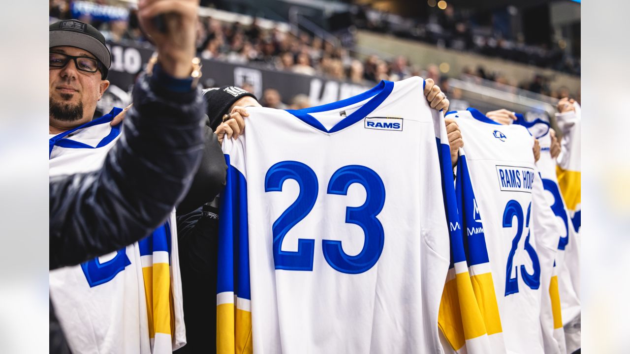 WATCH: Los Angeles Kings host Rams' Super Bowl champion Matthew Stafford  during game against the Jets