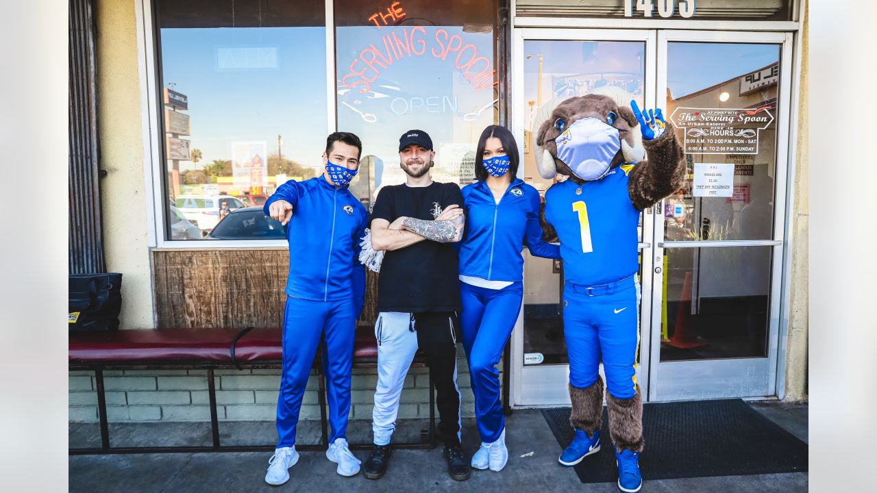 PHOTOS: Rams team up with Pepsi to provide fans with free lunch from  Inglewood's The Serving Spoon