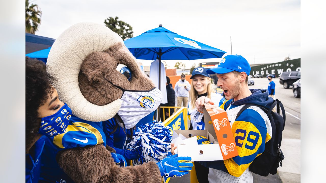 FAN PHOTOS: Rams newsstands pop up in LA areas ahead of NFC Championship  game vs. San Francisco 49ers