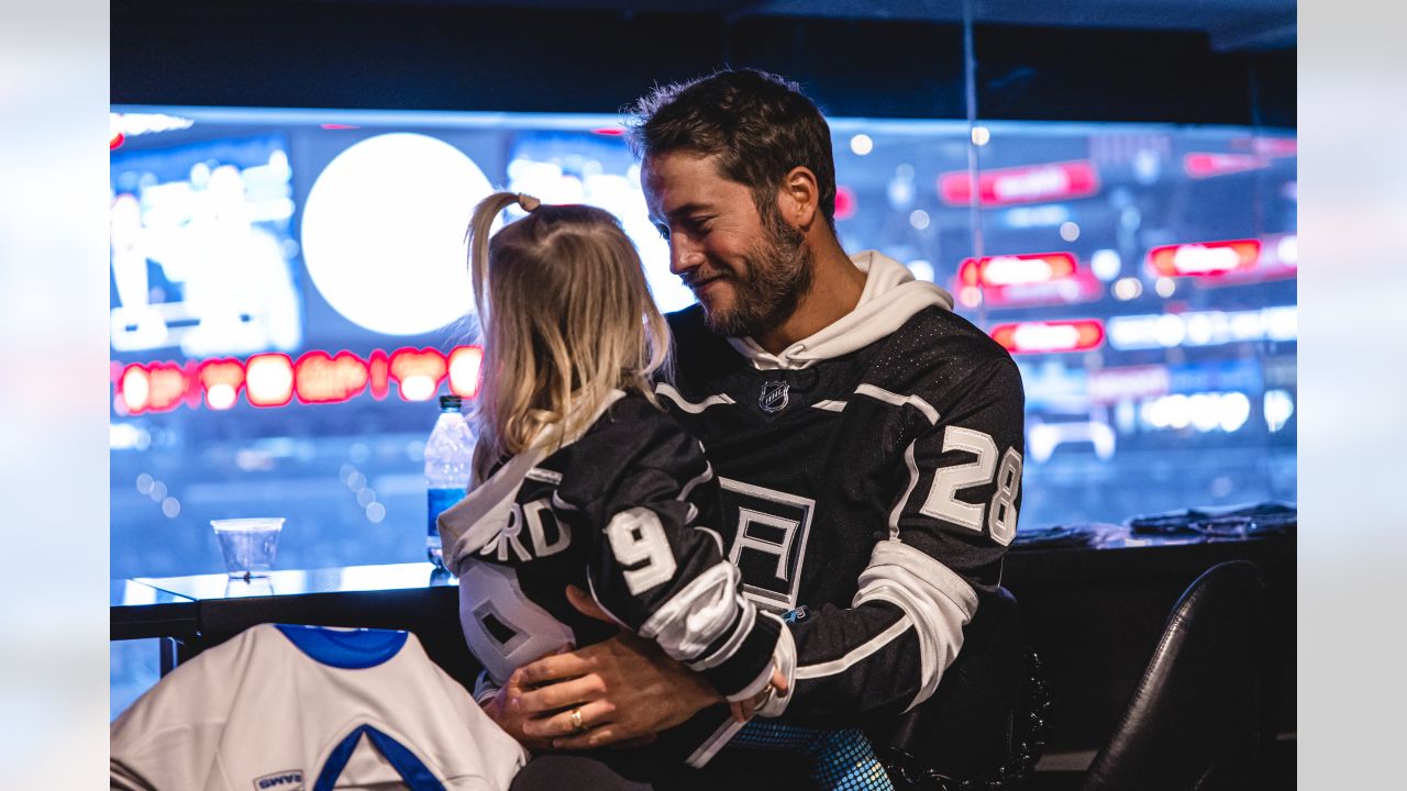 WATCH: Los Angeles Kings host Rams' Super Bowl champion Matthew Stafford  during game against the Jets