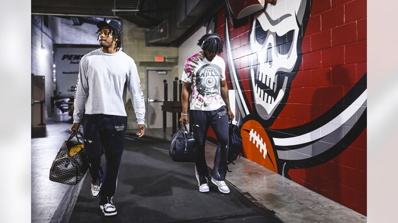 ARRIVAL PHOTOS: Rams arrive to Raymond James Stadium for Week 9