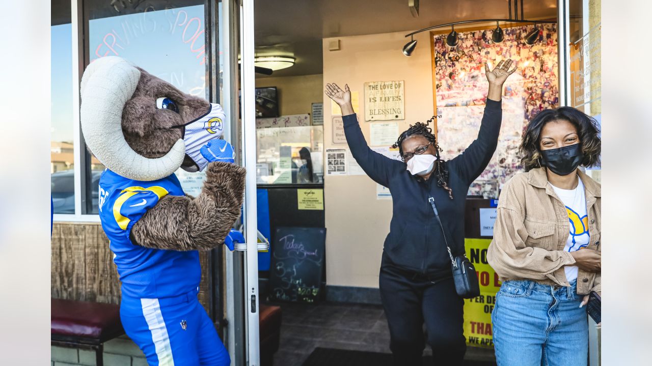 PHOTOS: Rams team up with Pepsi to provide fans with free lunch from  Inglewood's The Serving Spoon