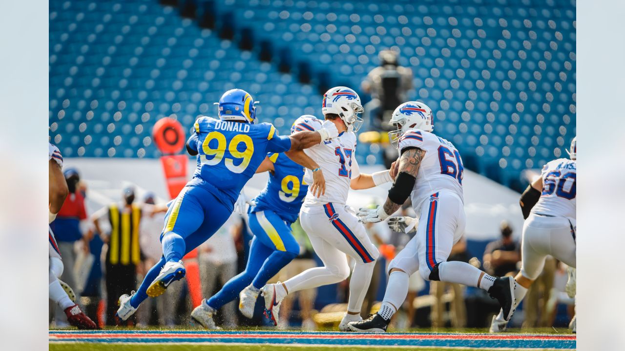 Bills hold on to beat Rams 35-32, improve to 3-0 on season