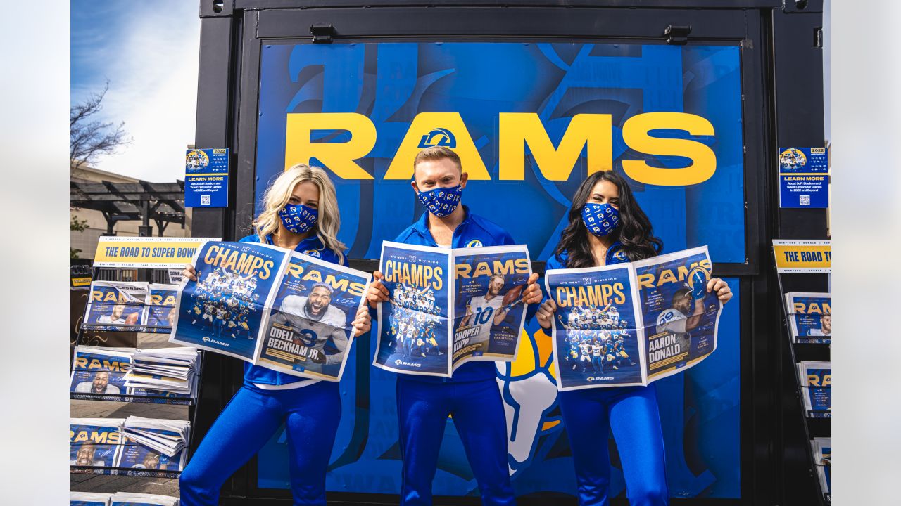 FAN PHOTOS: Rams newsstands pop up in LA areas ahead of NFC Championship  game vs. San Francisco 49ers