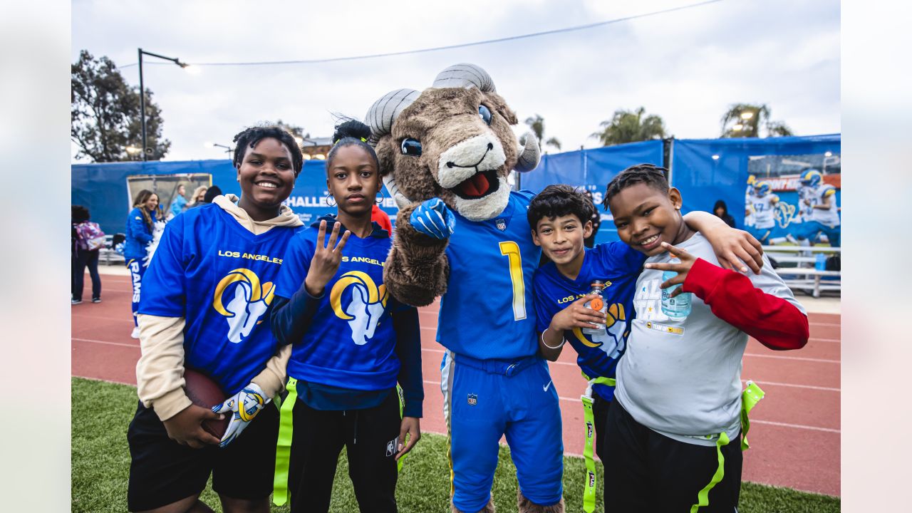 Flag football: Rams jamboree hosts more than 1,200 girls - Los Angeles Times