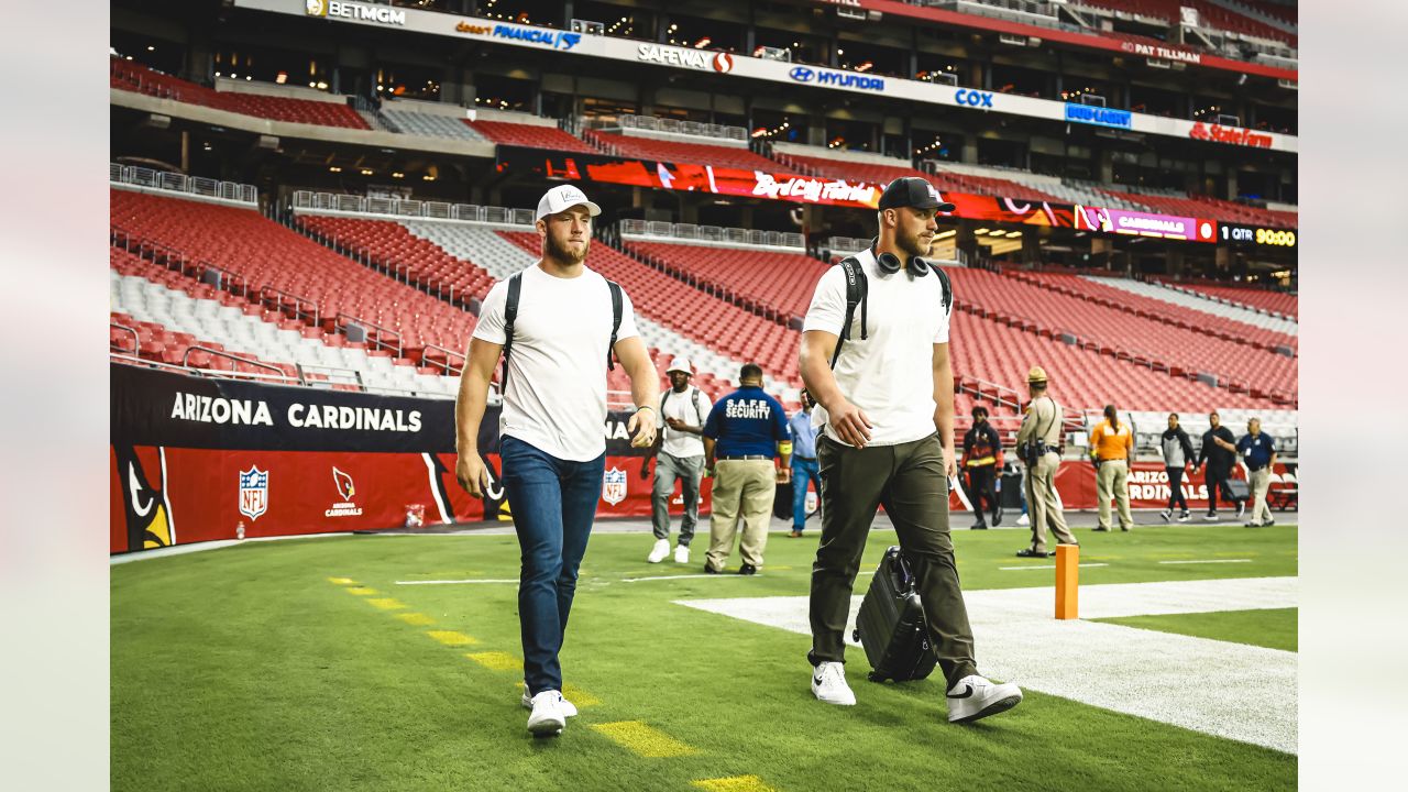 ARRIVAL PHOTOS: Cardinals Arrive For The Chargers Game