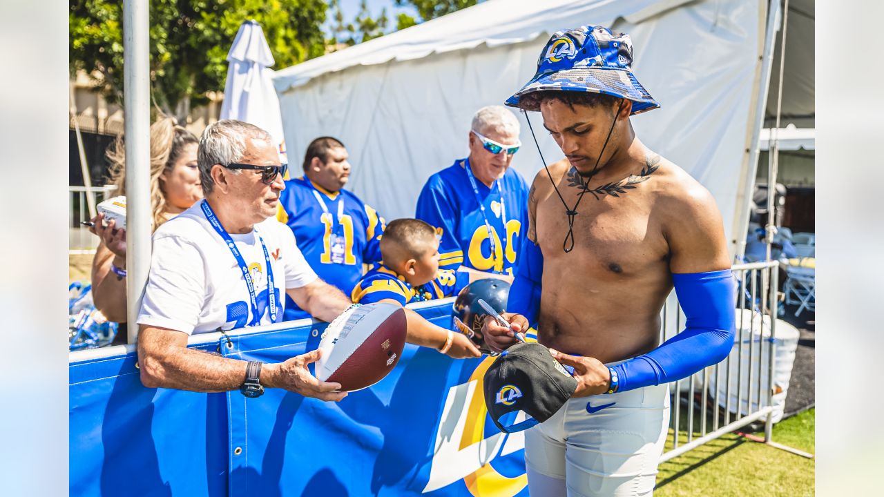 Rams fans pack flight to Atlanta, turn cabin into high-flying cheering  squad - ABC7 Los Angeles