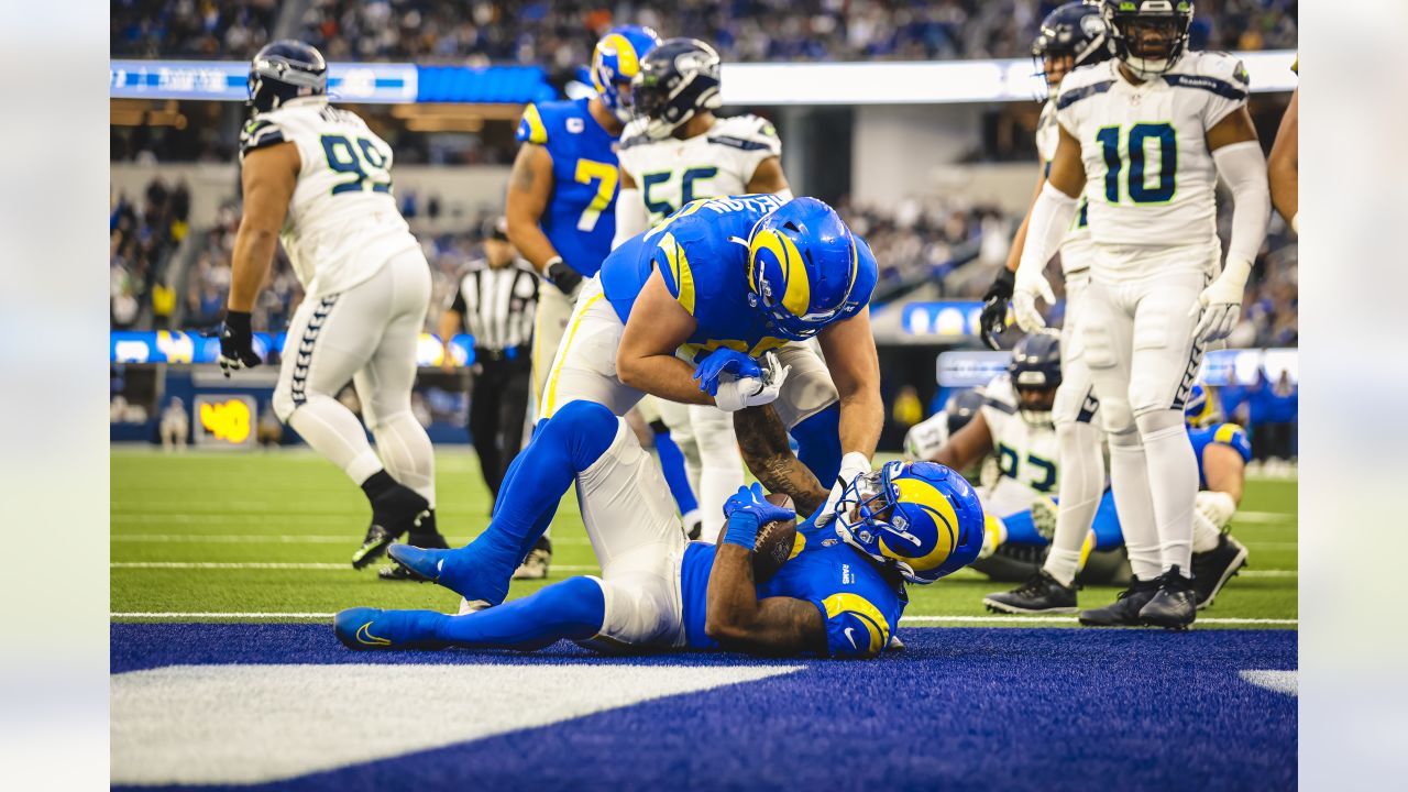 Los Angeles Rams linebacker Bobby Wagner (45) warms up before playing  against the Seattle Seahawks in