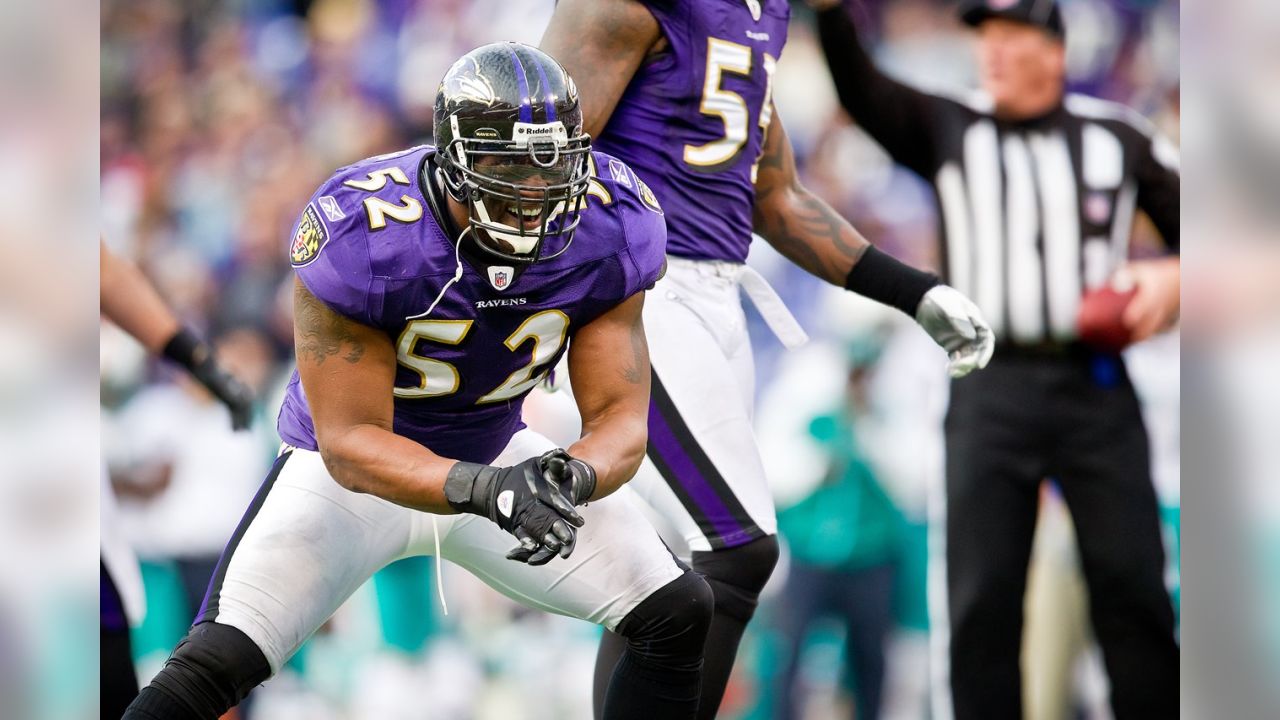 Photo: Baltimore Ravens Ray Lewis sticks his tongue out at New Meadowlands  Stadium in New Jersey - NYP20100913109 