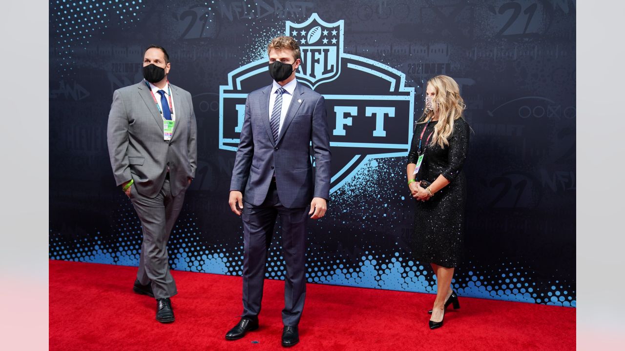 Video Top prospects walk the red carpet at the NFL Draft - ABC News