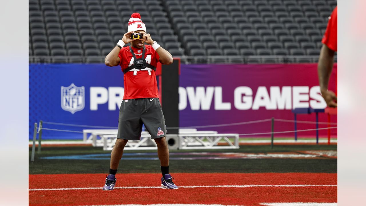 Baltimore Ravens cornerback Marlon Humphrey (44) warms up before