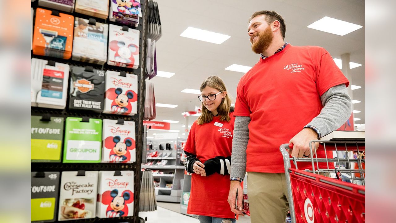 Brandon Carr & Team Bring Kids on a Holiday Shopping Spree