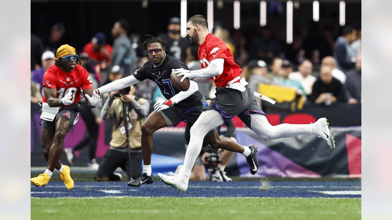 Baltimore Ravens tight end Mark Andrews (89) warms up prior to an