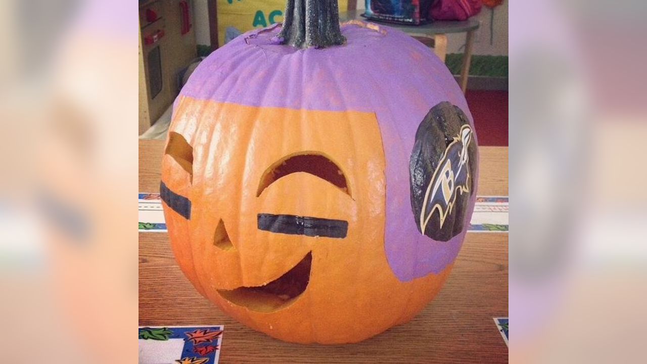 Baltimore ravens modge podge pumpkin  Raven, Halloween diy, Christmas bulbs