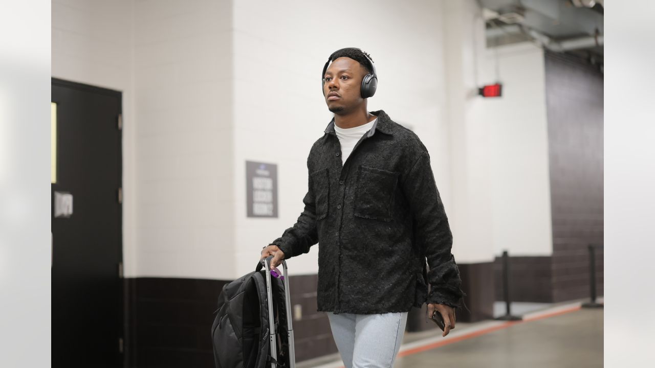 Gameday Arrivals: Lamar Jackson Locked In at Cleveland