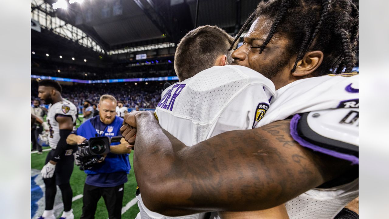 Lamar Jackson signs autographs for Jets players after Ravens win - Sports  Illustrated