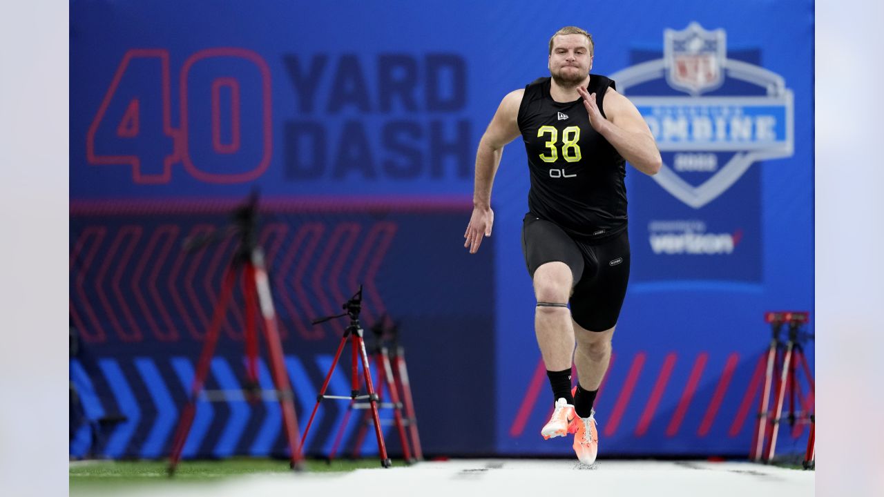 OL Trevor Penning (Northern Iowa) Runs a 4.89 40-Yard Dash at the 2022  Combine