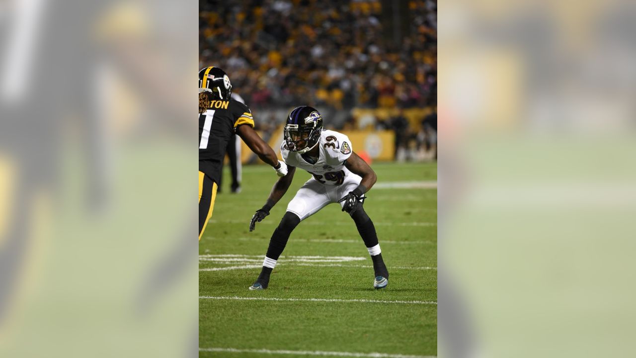 Pittsburgh Steelers quarterback Michael Vick (2) scrambles for five yards  during overtime of the 23-20