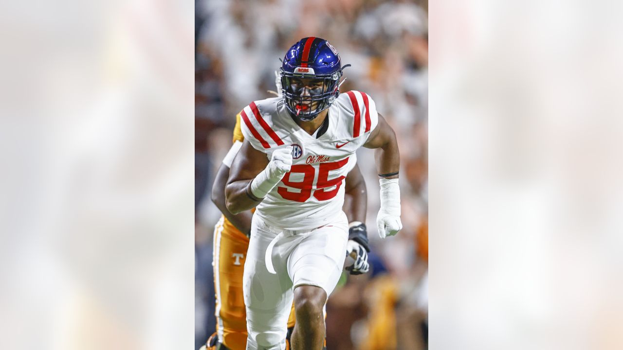 Ravens select Ole Miss EDGE/DE Tavius Robinson with No. 124