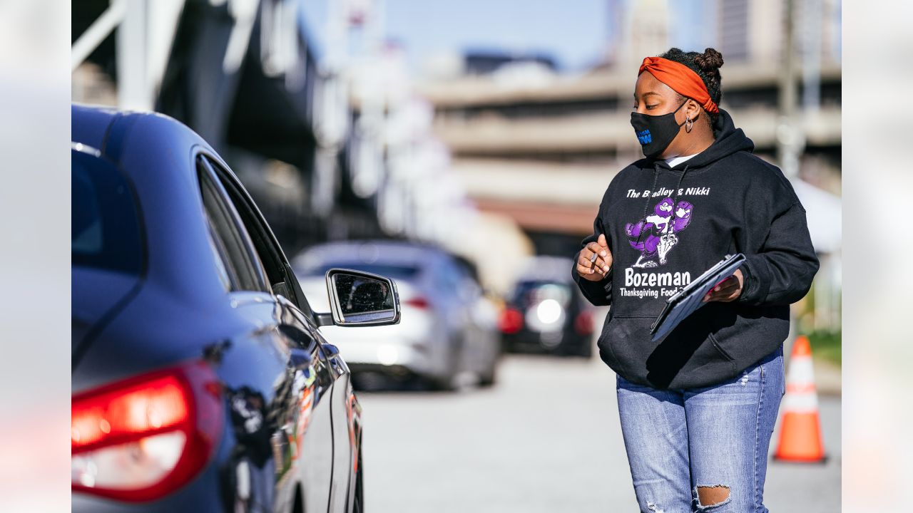 Ravens Star Roquan Smith Hands Out Thanksgiving Food To Baltimore Families