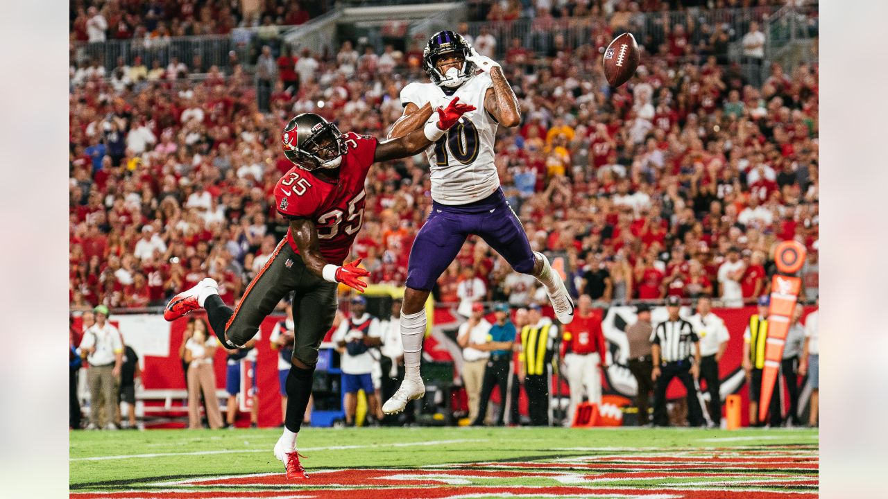 Ravens Vs Bucs Stock Photo, Picture And Royalty Free Image. Image 32296652.