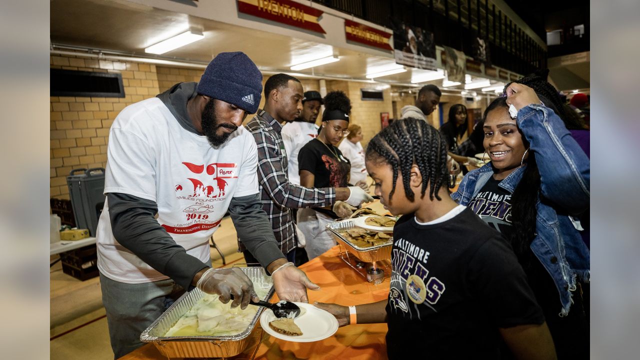 Ravens players come together to donate Thanksgiving meals 