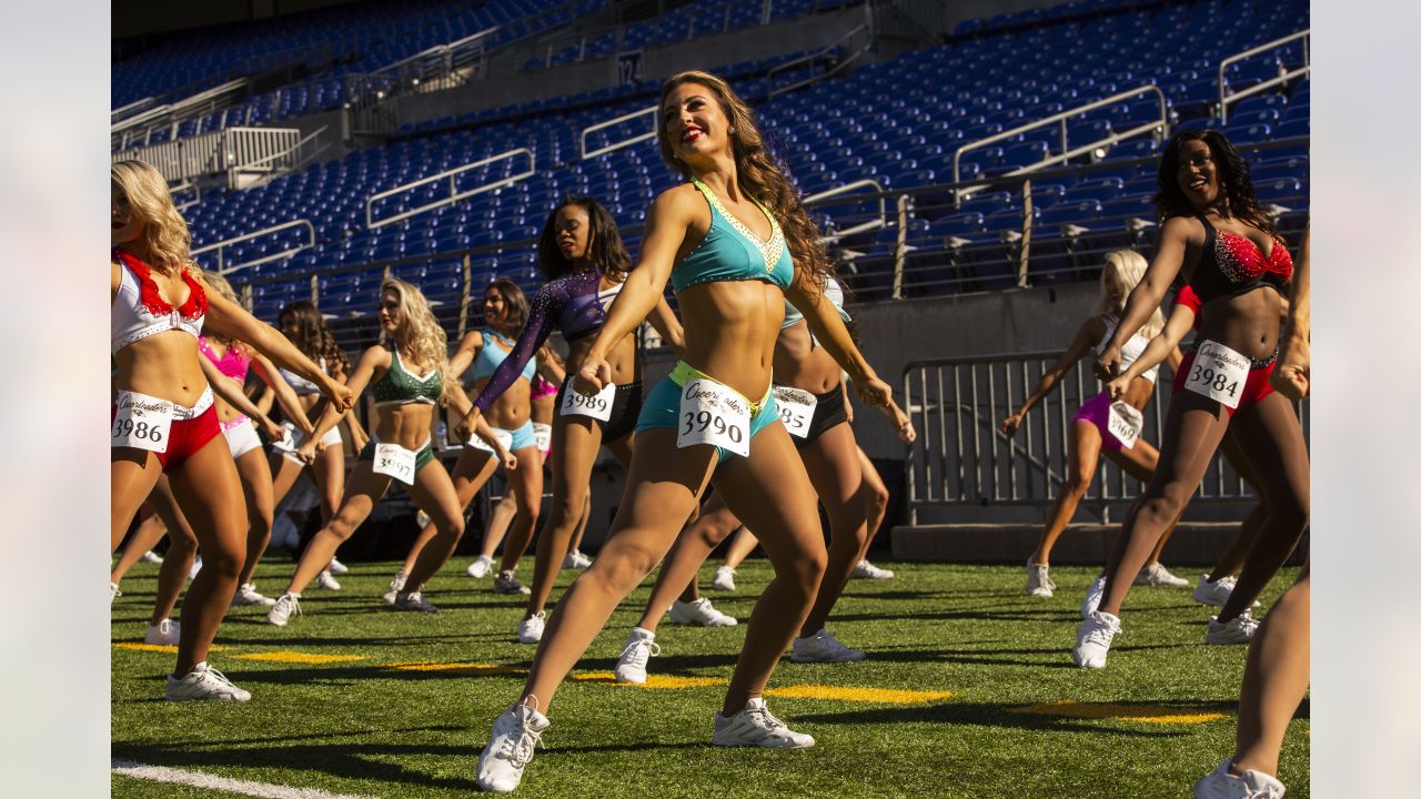 The 10 hottest cheerleaders in the NFL - Muscle & Fitness