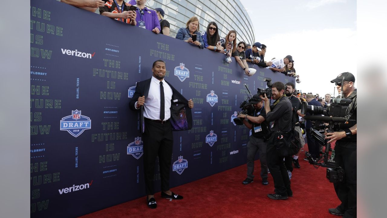 Lamar Jackson hits the NFL draft red carpet in all green suit