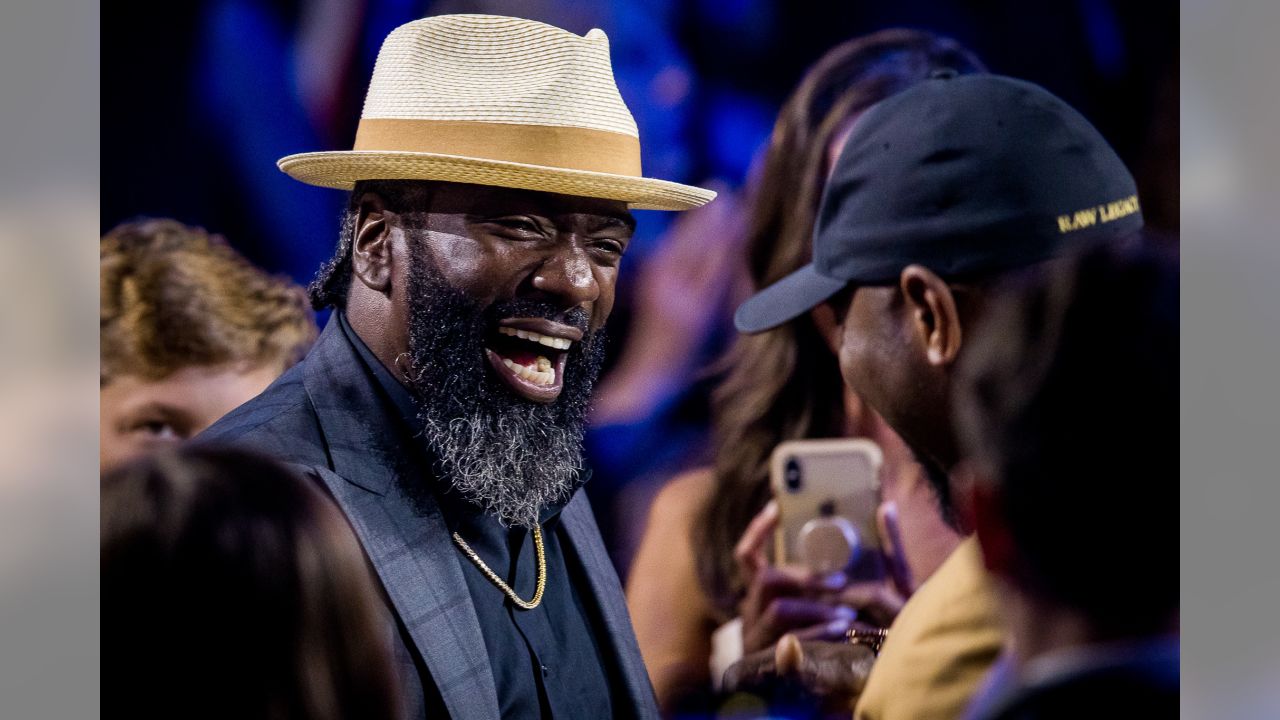 VIDEO: Ravens Legend Ed Reed Shouts Out His Barber During Hall of Fame  Speech