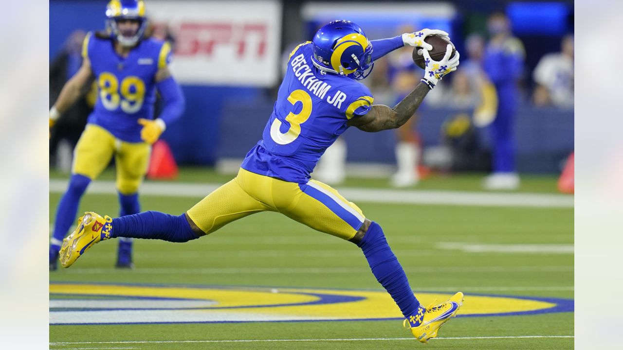 Chargers vs. Giants: Odell Beckham Jr. catches TD pass, performs CPR on  ball 