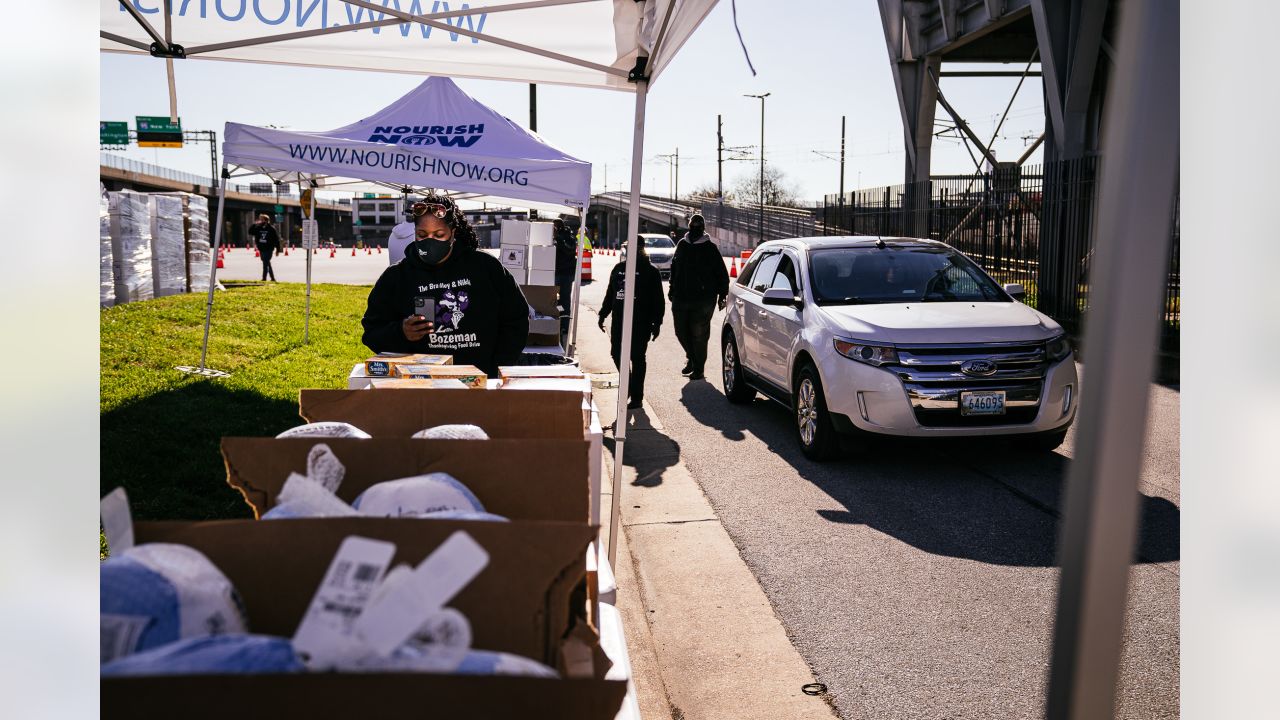 Ravens Star Roquan Smith Hands Out Thanksgiving Food To Baltimore Families