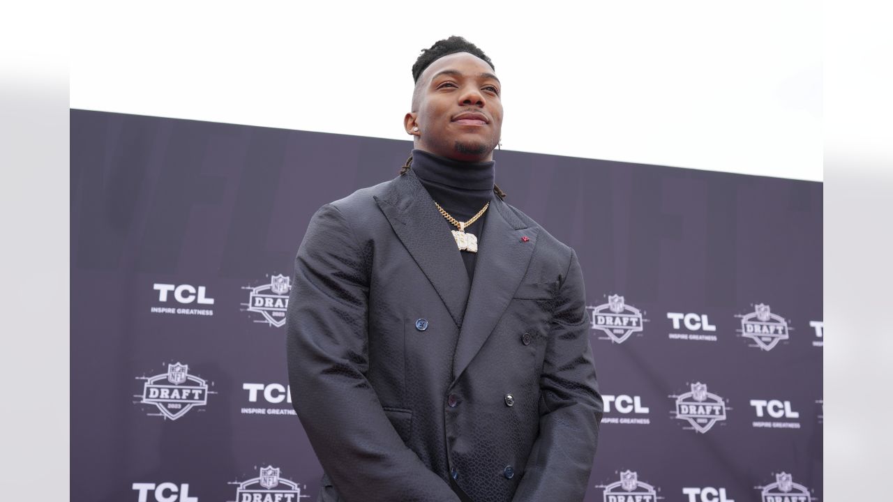 NFL Draft 2022 Red Carpet Outfits & Arrivals, Photos – Footwear News