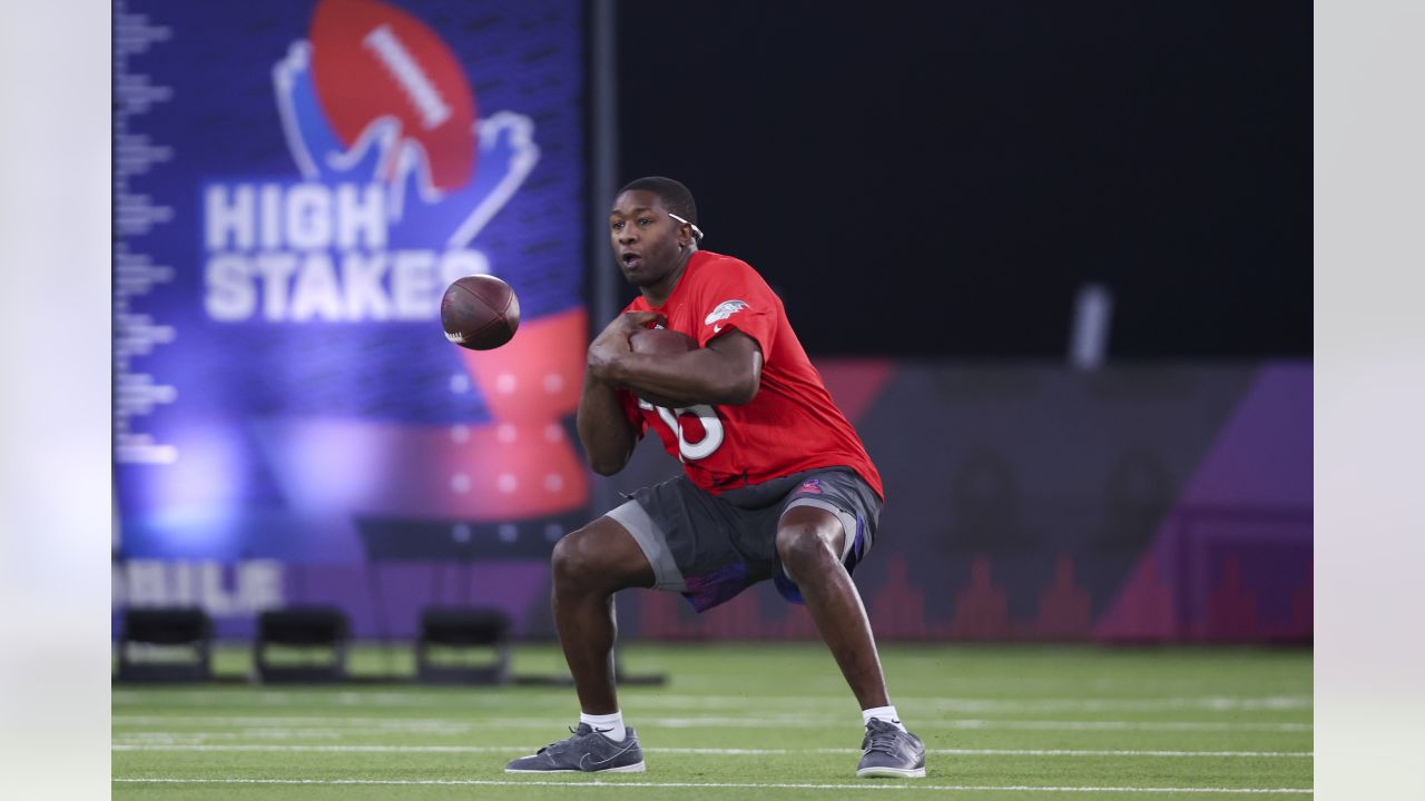 Baltimore Ravens linebacker Roquan Smith (18) warms up before an