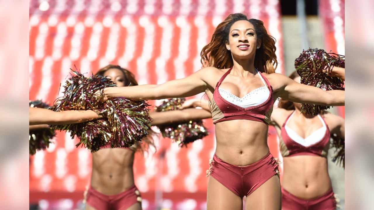 PHOTOS: Cheerleaders Warm Up For Steelers