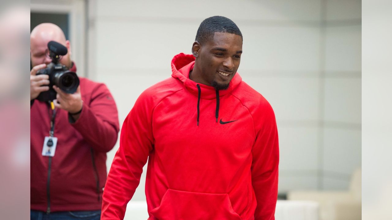 Washington Redskins linebacker Shaun Dion Hamilton (51) carries teammates  gear after the morning session of the Redskins NFL football training camp  in Richmond, Va., Wednesday, Aug. 1, 2018. (AP Photo/Steve Helber Stock  Photo - Alamy