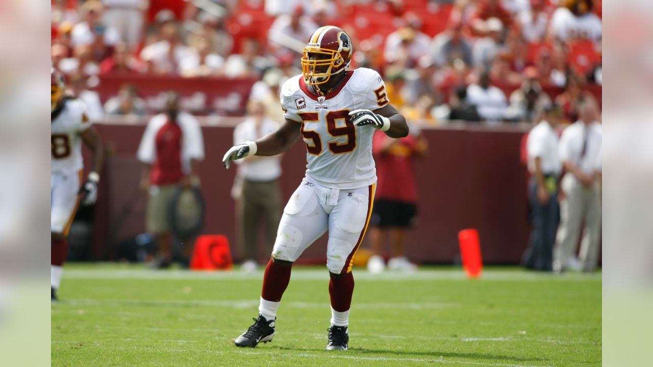 Washington Redskins linebacker London Fletcher (59) intercepts a