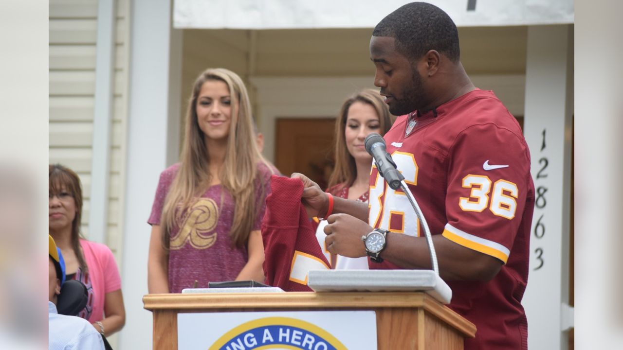 Redskins Give SPC (Ret.) Jay Briseno Jr., USAR A Signed Jersey