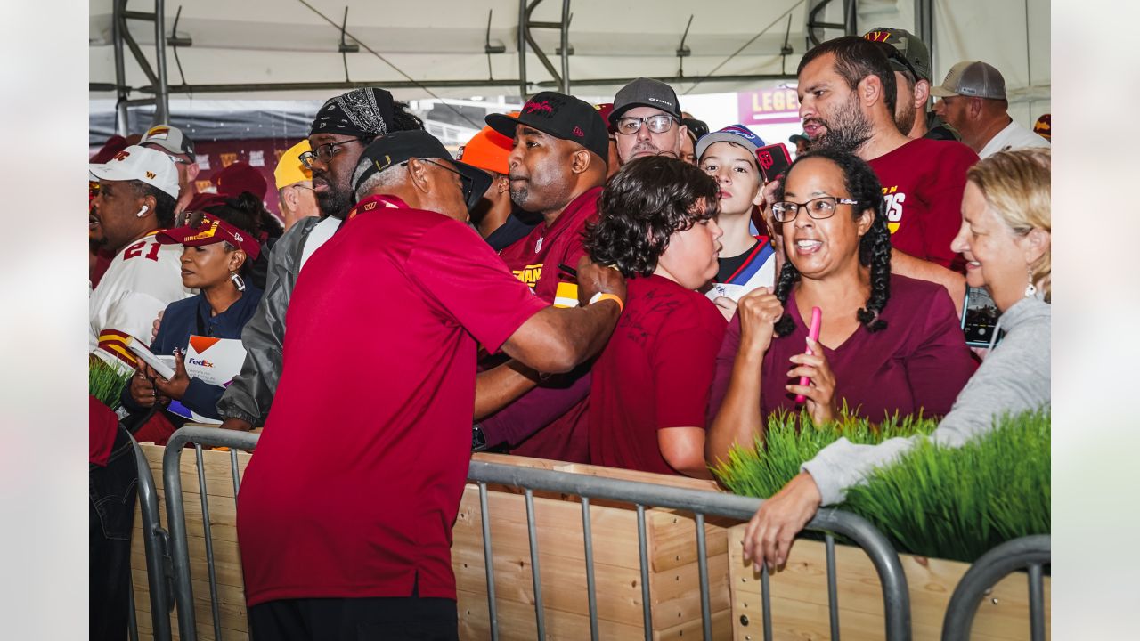 PHOTOS  Washington Legends mingle with fans during Alumni Homecoming