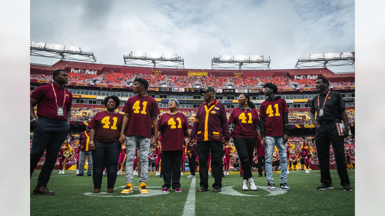 Mike Bass inducted into Commanders Ring of Fame, with help from a fan - The  Washington Post