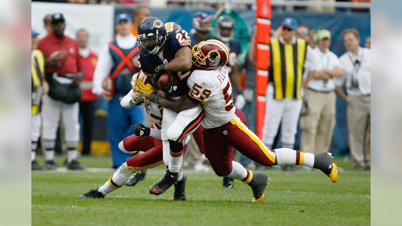 Washington Redskins linebacker London Fletcher holds up a towel