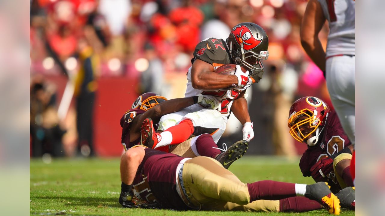 NOV 16, 2014 : Washington Redskins cornerback Bashaud Breeland (26) awaits  the snap during the matchup between the Tampa Bay Buccaneers and the  Washington Redskins at FedEx Field in Landover, MD Stock Photo - Alamy