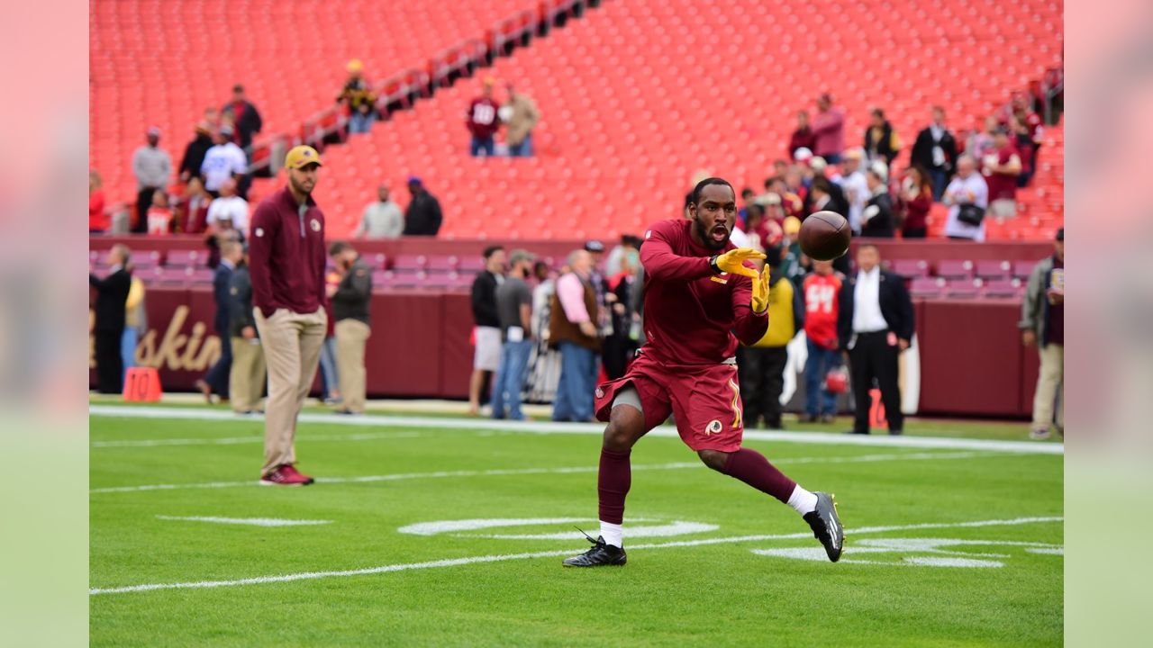 NOV 16, 2014 : Washington Redskins cornerback Bashaud Breeland (26) awaits  the snap during the matchup between the Tampa Bay Buccaneers and the  Washington Redskins at FedEx Field in Landover, MD Stock Photo - Alamy