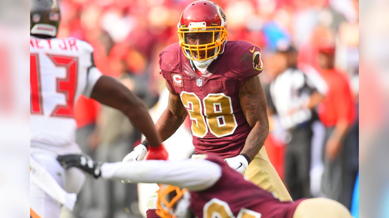 NOV 16, 2014 : Washington Redskins cornerback Bashaud Breeland (26) awaits  the snap during the matchup between the Tampa Bay Buccaneers and the  Washington Redskins at FedEx Field in Landover, MD Stock Photo - Alamy