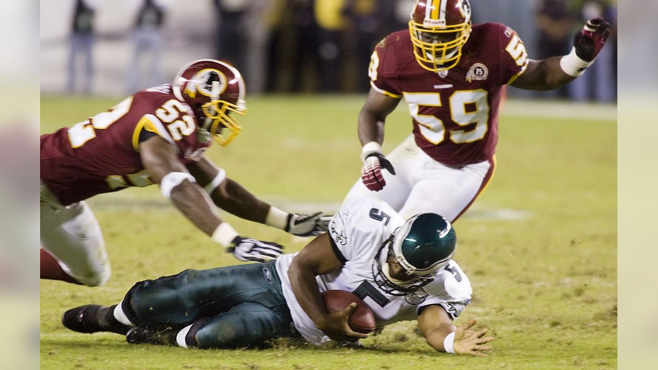 Washington Redskins linebacker London Fletcher holds up a towel