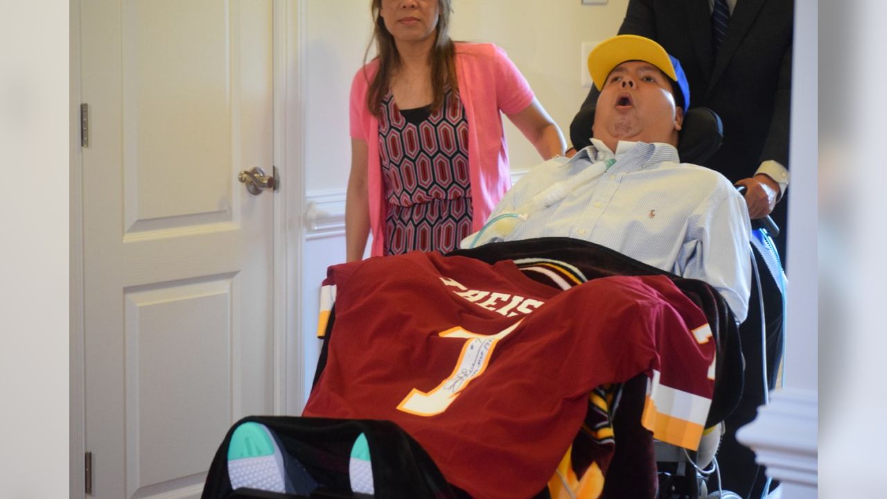 Redskins Give SPC (Ret.) Jay Briseno Jr., USAR A Signed Jersey