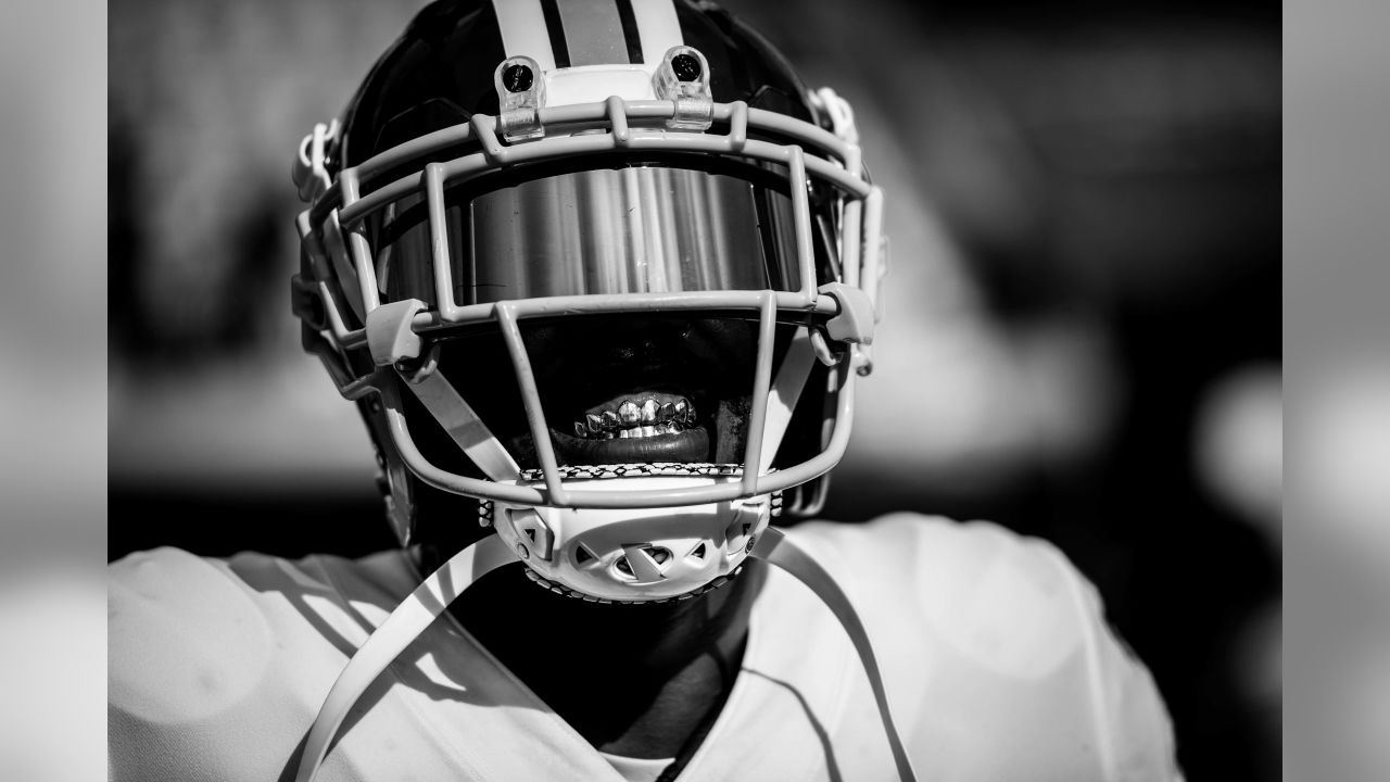 East Rutherford, New Jersey, USA. 13th Dec, 2015. Tennessee Titans  quarterback Marcus Mariota (8) in action prior to the NFL game between the Tennessee  Titans and the New York Jets at MetLife