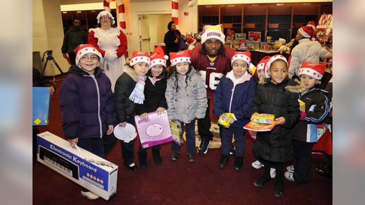 Washington Commanders en X: Safety @NachoLyfe is at #Redskins Team Store  in Dulles Mall collecting #ScarvesNBeanies until 3 p.m.!   / X