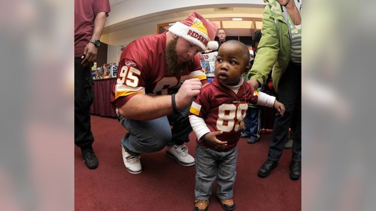 Washington Commanders en X: Safety @NachoLyfe is at #Redskins Team Store  in Dulles Mall collecting #ScarvesNBeanies until 3 p.m.!   / X